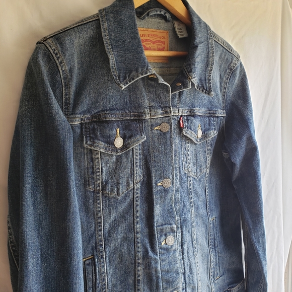 Levi's Jackets & Blazers - Levi's Womens Classic Denim jacket Size Large.